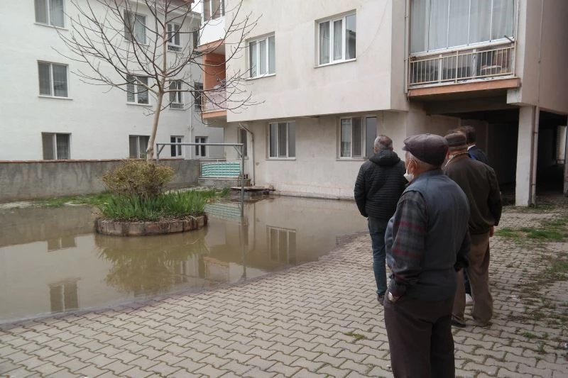 Bu sitede kötü koku aylardır cam açtırmıyor
