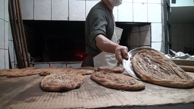 Damak çatlatan tahinli pideye olan rağbet Ramazan ile birlikte arttı
