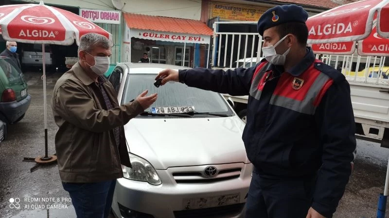 Evini taşırken çaldırdığı arabasını jandarma bulup teslim etti
