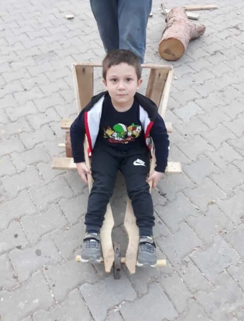 Muhtarın yaptığı oyuncak ilgi gördü, mahalledeki çocuklara da istedi
