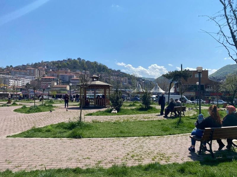 Güneşli havanın tadını sosyal mesafe ve maske kuralına uyarak çıkardılar
