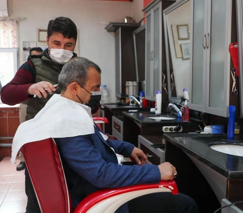 Vali, berber koltuğunda
