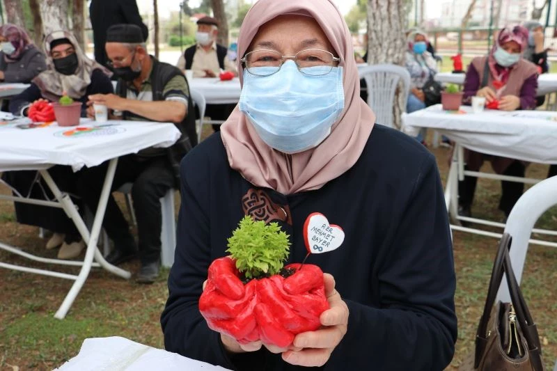 Şehit aileleri, ellerinin kalıbıyla yapılan saksılara çiçek dikip çocuklarının ismini verdi
