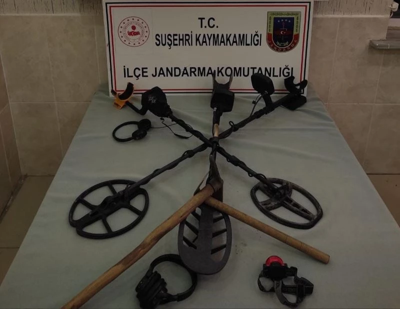 Sokağa çıkma yasağında kaçak kazıya suçüstü
