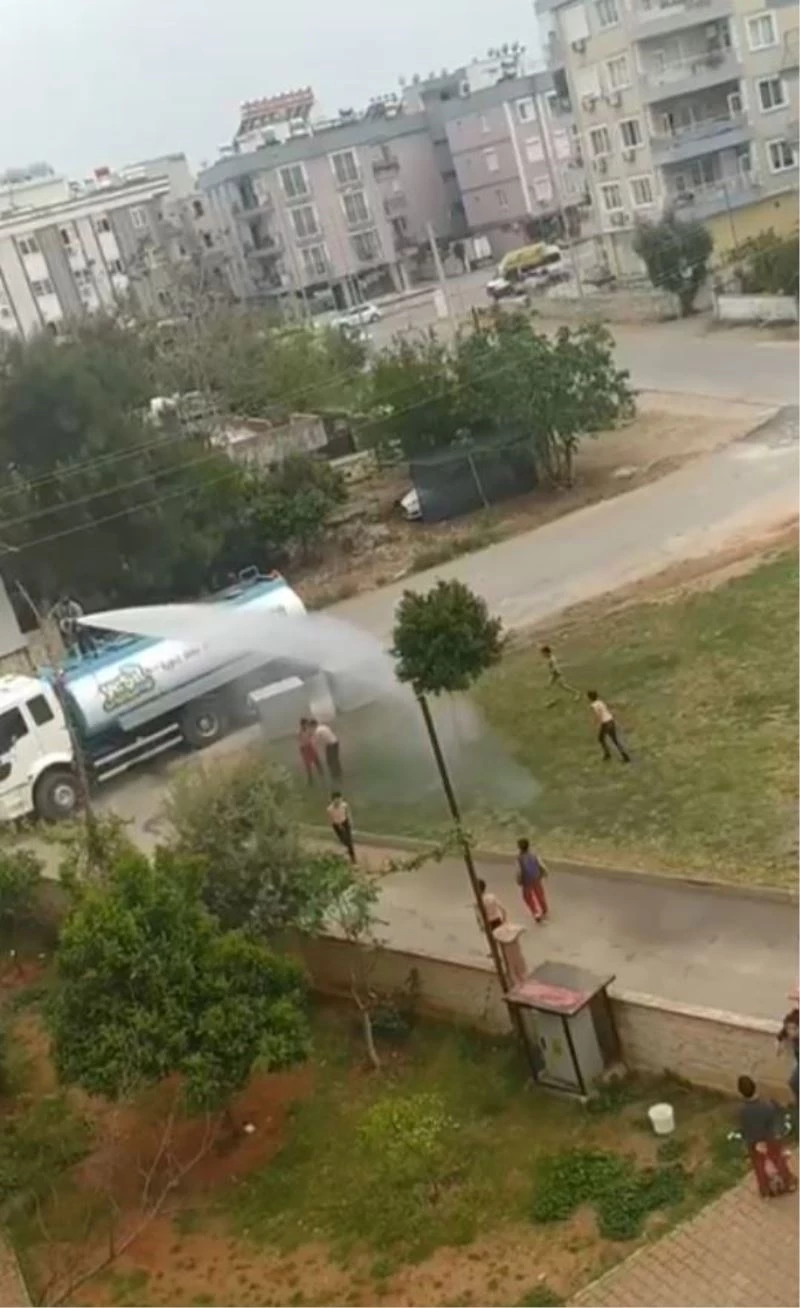 Sıcaktan bunalan çocuklar arazözden çıkan tazyikli suyla serinledi
