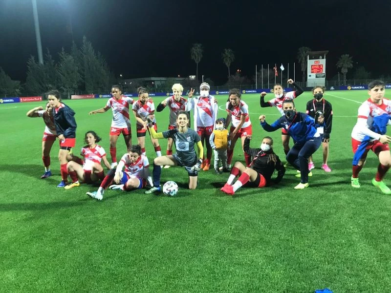 Gol atıp doktor önlüğü giydi, sağlıkçıları unutmadı
