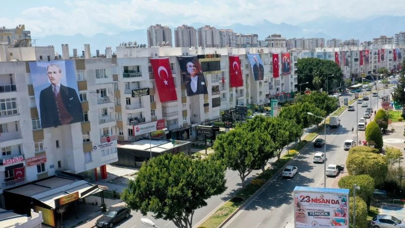 Muratpaşa bayraklarla donatıldı
