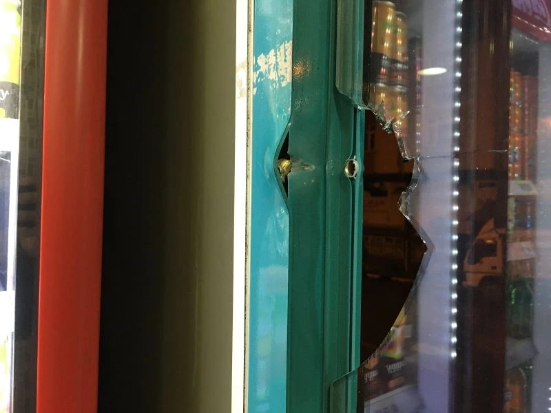 (ÖZEL) Avcılar’da araç içerisinden sıkılan kurşun fırına isabet etti
