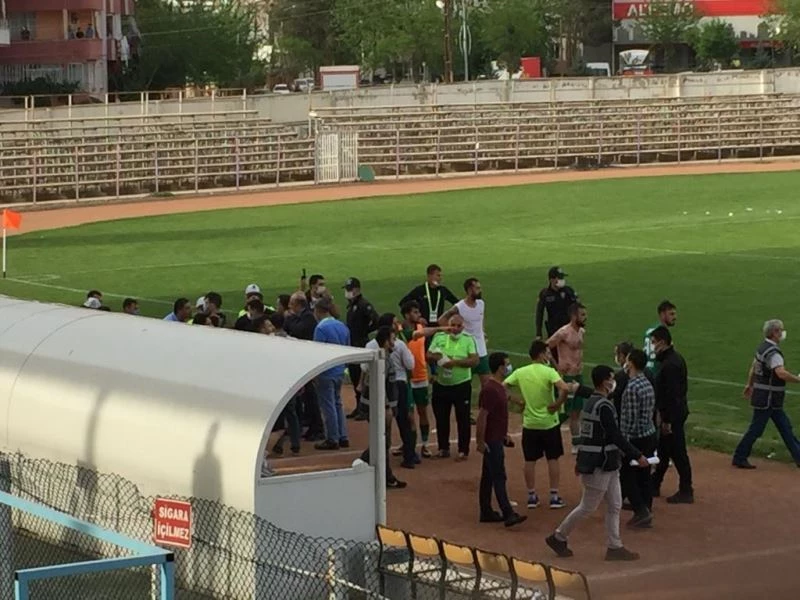 Seyircisiz maçta olay çıktı: Futbolcular birbirine girdi