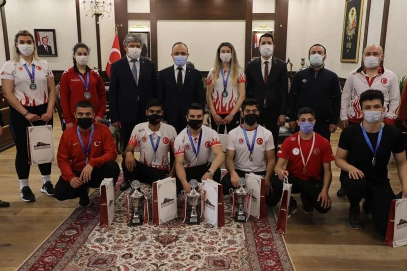 Vali Erkaya Yırık, derecelerle dönen sporcuları ağırladı
