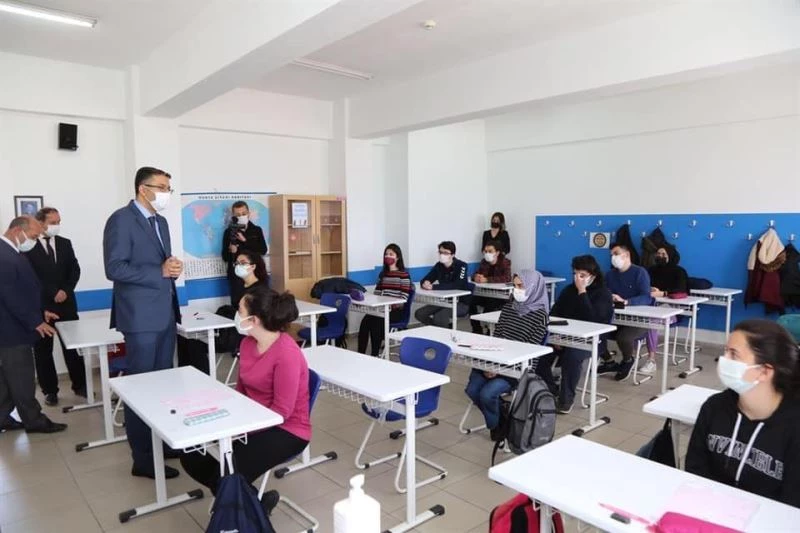 Vali Çelik: ”Düşünebilmeli ve kendinize saygı duymalısınız”
