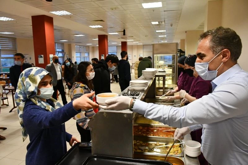 Arıcıoğlu nöbetçi yurtta iftar yaptı
