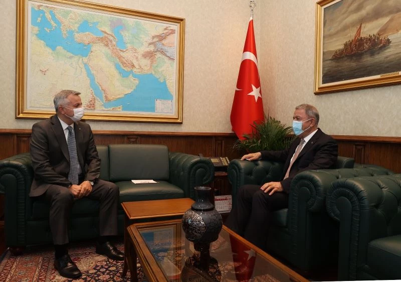 Milli Savunma Bakanı Hulusi Akar, Moldova Büyükelçisi Dmitri Croitor’u kabul etti.
