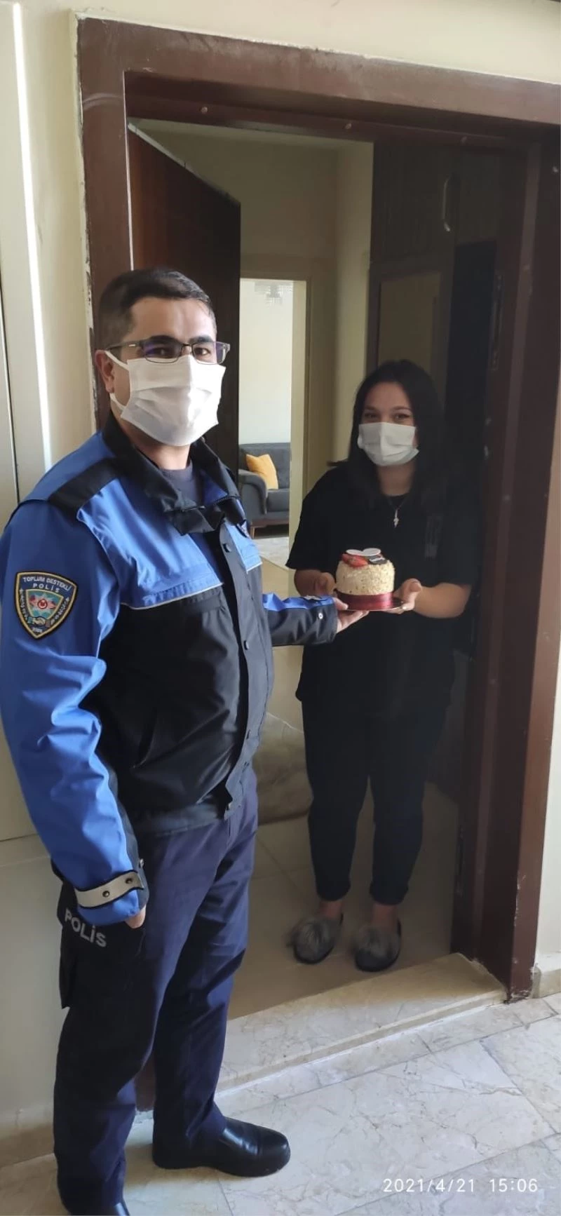 Niğde polisinden karantinadaki genç kıza doğum günü sürprizi
