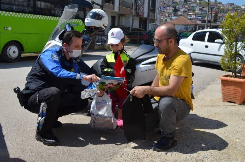4 yaşındaki minik kızın polis korkusunu böyle yendiler
