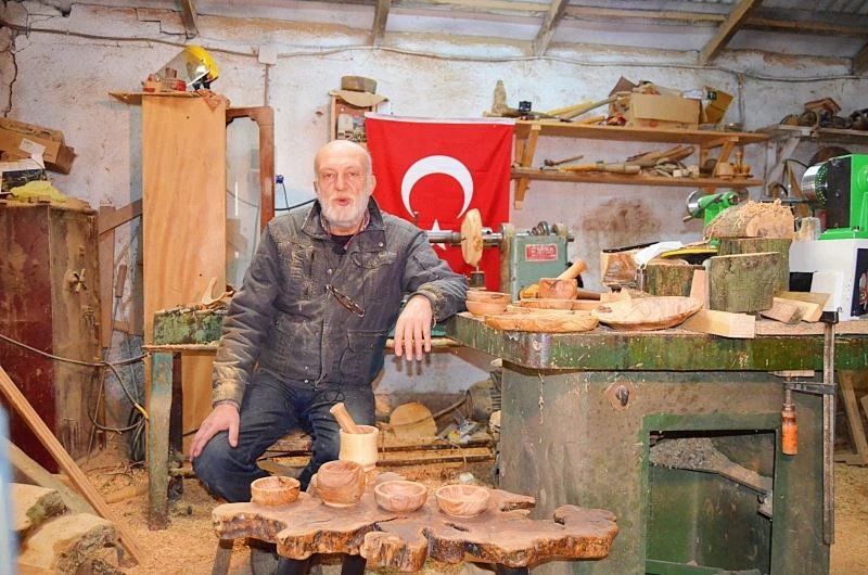 Ahşabın efendisi...Öğretmendi şimdi sanaatkar oldu

