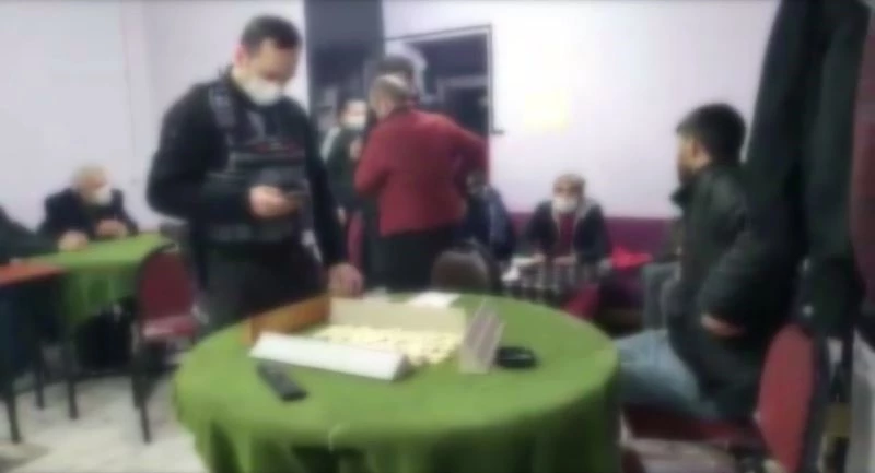 Beyoğlu’da salgını hiçe sayarak eğlenceye dalan 70 kişiye ceza yağdı
