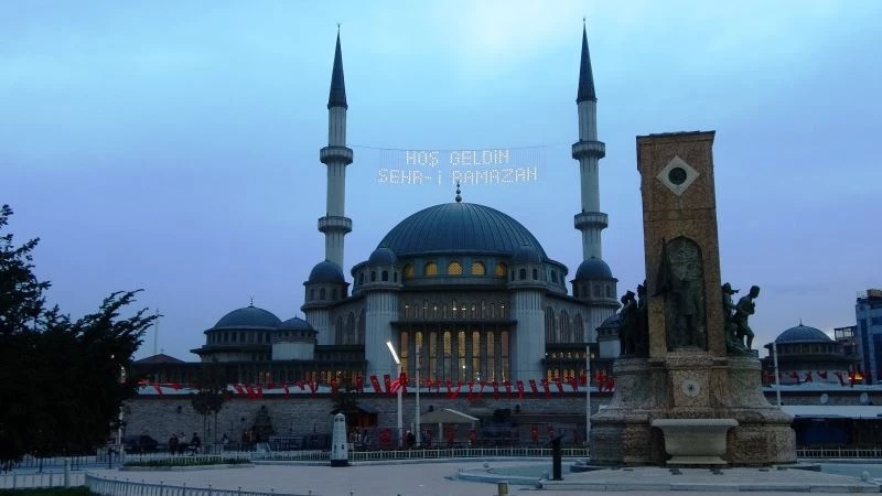 Taksim Camii mahyalar ile süslendi
