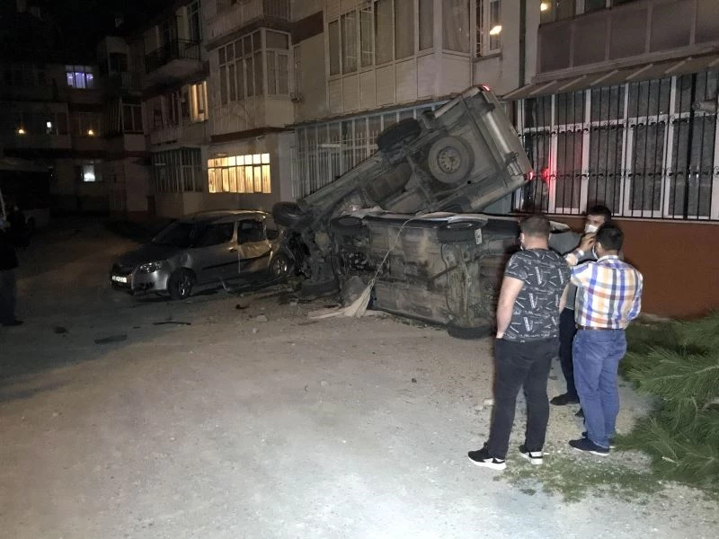 Alkollü sürücü önce 2 araca ardından apartmana çarptı, gülerek aracından eşyalarını istedi
