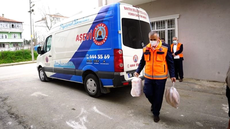 Başkan iftar yemeklerini bizzat kendisi dağıttı
