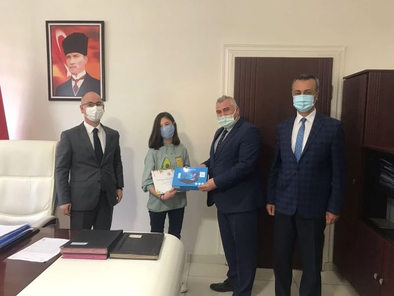 Bilinçli tüketiciyi yaptığı resimle anlatarak birinci oldu
