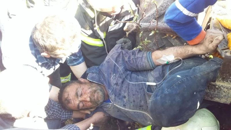 Devrilen traktördeki 2 yaralıyı kurtarmak için zamana karşı yarış verildi
