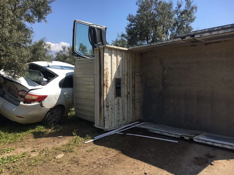 Kontrolden çıkan kamyonet otomobilleri kullanılmaz hale getirdi
