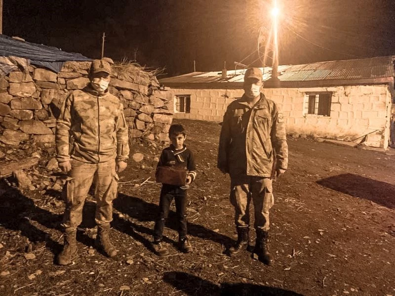 Jandarmadan karantinadaki çocuğa doğum günü sürprizi
