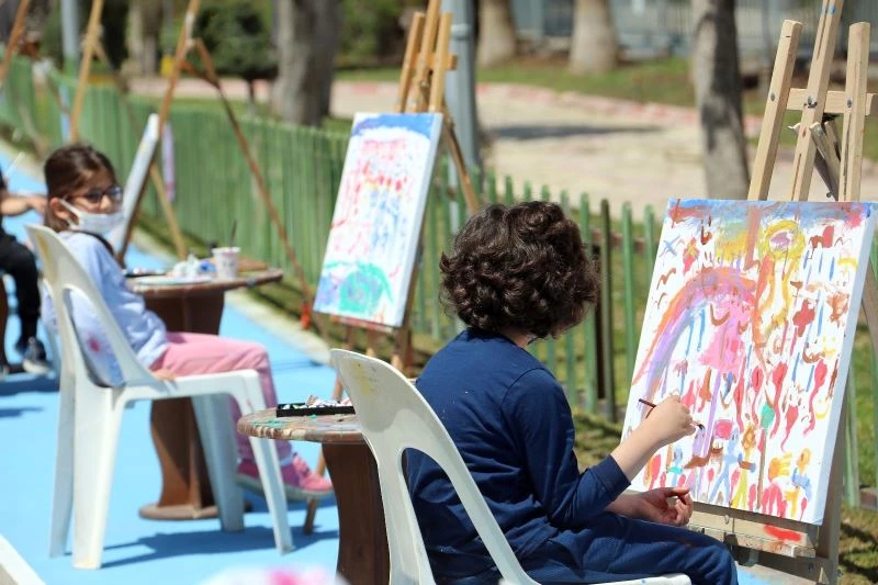 Çocuklar hayallerindeki 23 Nisan’ı resmetti
