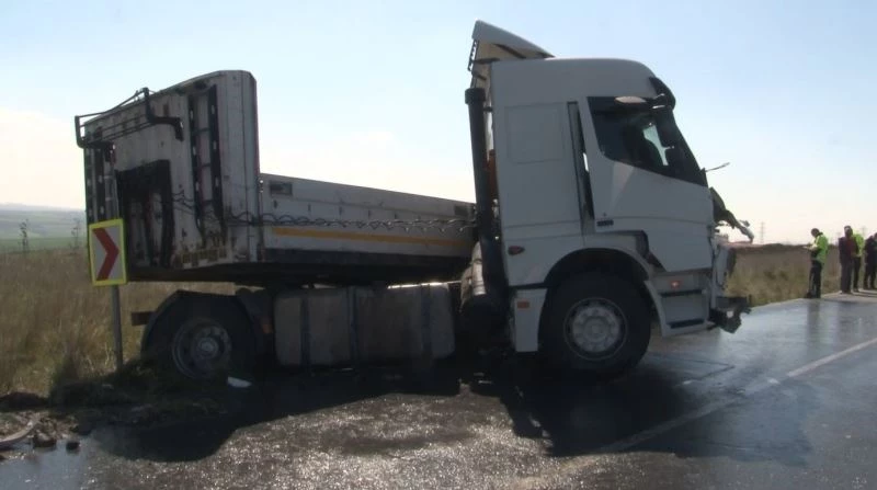 Hadımköy’de 2 tır kafa kafaya çarpıştı: 2 yaralı
