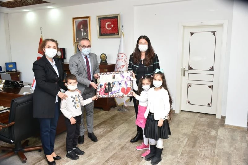 Ziyaretine gelen minik öğrencilere okul ve satranç setleri hediye etti
