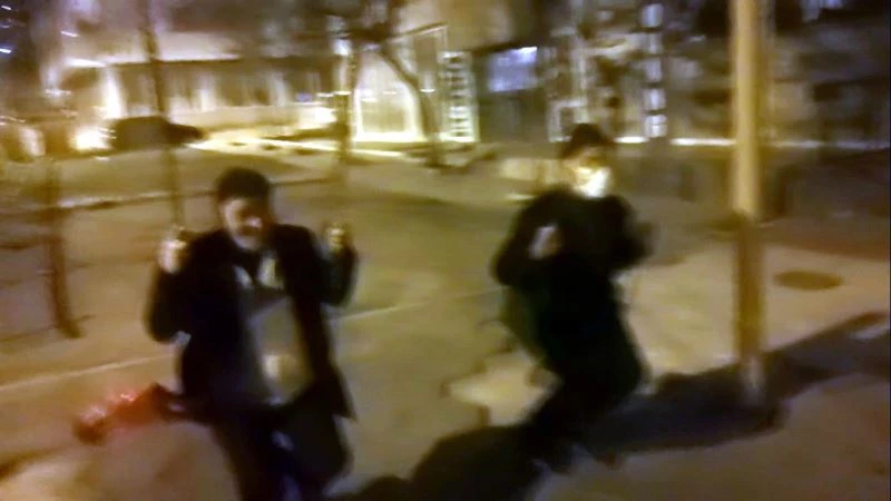 Yaşlı amcaların çocuk parkındaki salıncak keyfi gülümsetti
