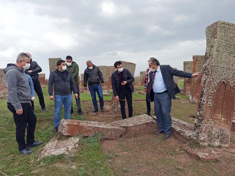 Ahlat’ta “Tarihin Görgü Tanıkları Ayağa Kalkıyor” projesi
