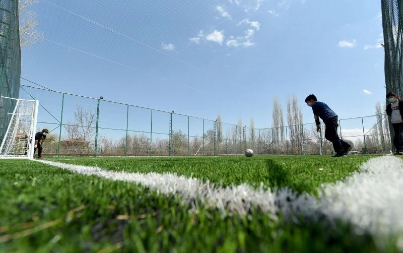 Konya Büyükşehir bugüne kadar ilçelere 84 açık halı saha kazandırdı
