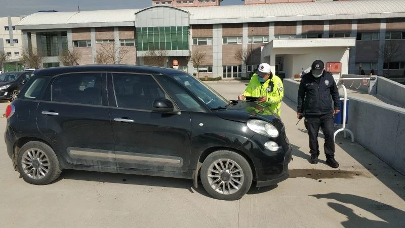 Hastanenin otoparkının duvarına çarpan ehliyetsiz sürücü yaralandı
