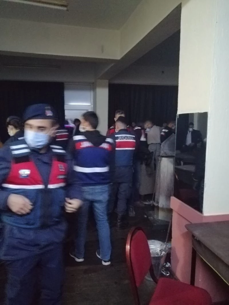 Kumarhane kurdular, kamera ile izlediler ama gizli bölmeden kaçarken Jandarmaya yakalandılar
