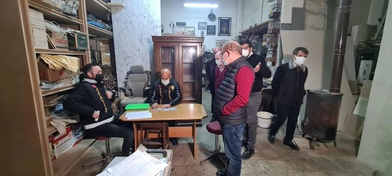 (Özel) Ataşehir’de kumar oynayarak kısıtlamayı delen kişilerden pes dedirten savunma; Dost meclisiyiz, iftar açıyorduk
