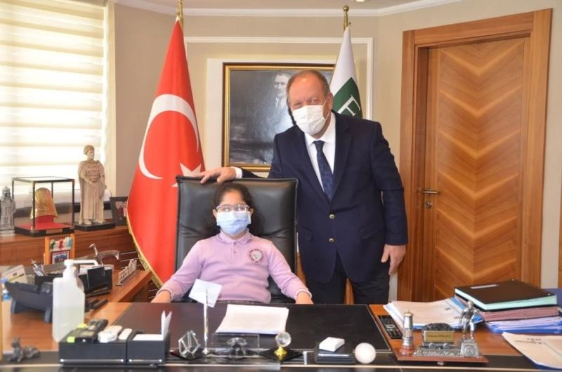 Başkan Oprukçu makamını minik Elif’e devretti
