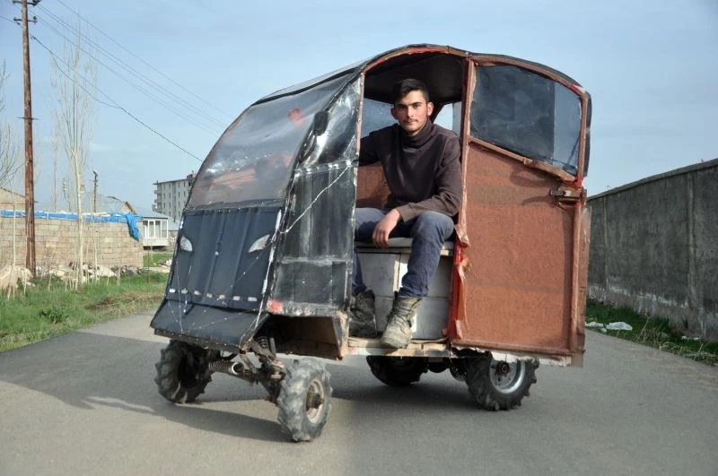 Hurda malzemelerden yaptıkları elektrikli arabayla artık işe gidip geliyorlar

