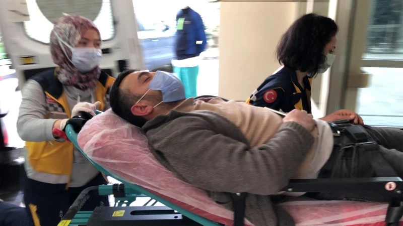 Karnına sapladığı bıçakla kendini öldürmeye çalıştı
