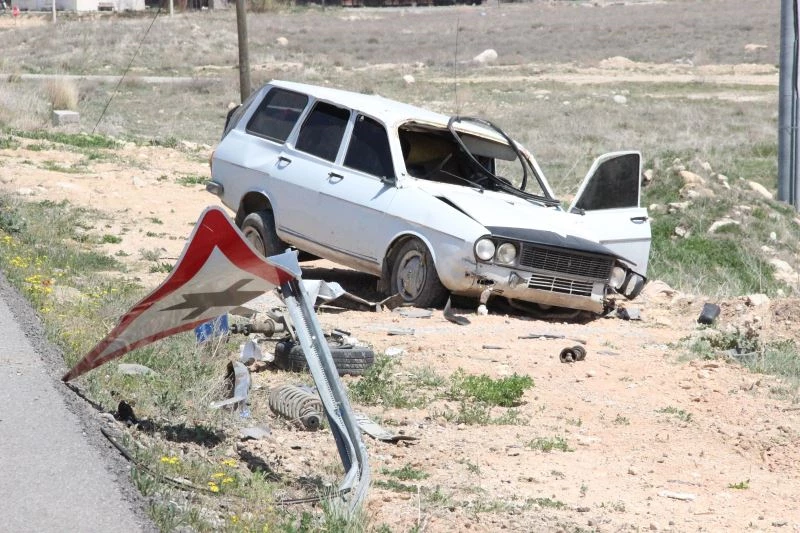 Uyarı levhasına çarparak takla atan otomobildeki 2 kişi ölümden döndü
