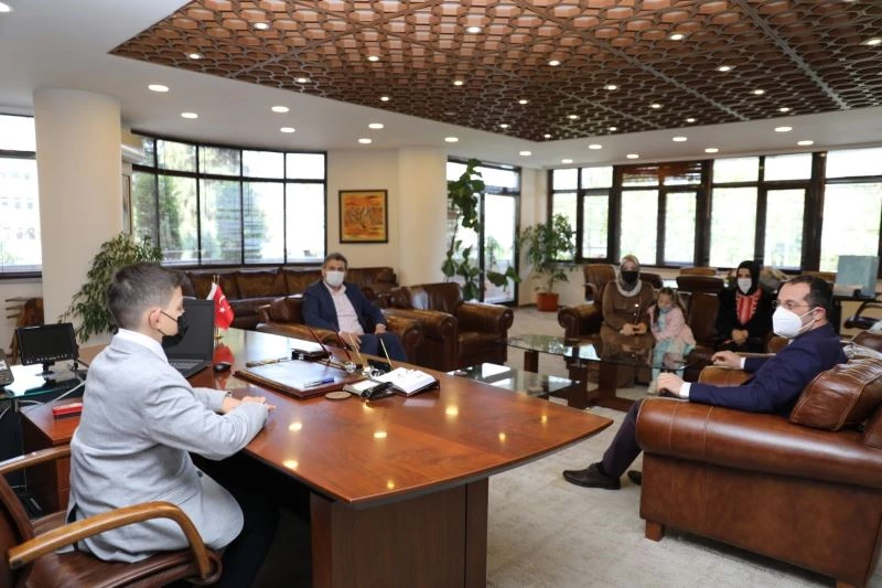 23 Nisan çocukları makam koltuğunda
