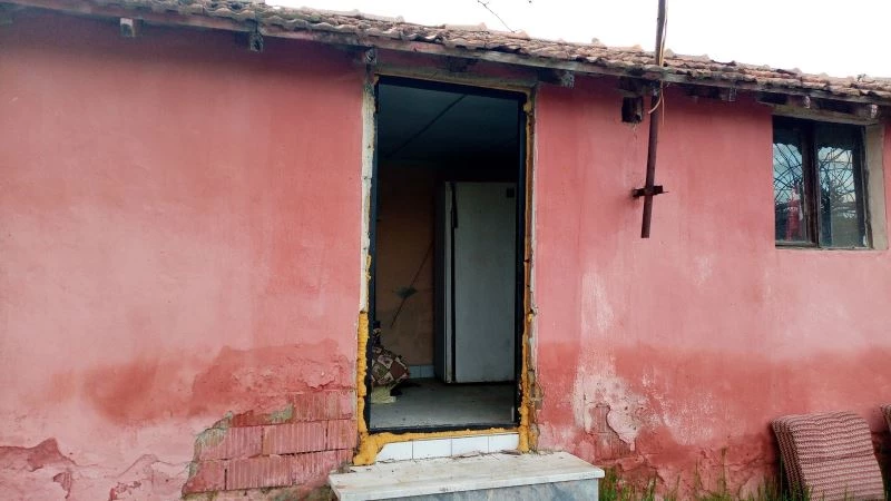 Bağ evinin kapısını çalan hırsızlara ilginç tepki: “Çok ihtiyacınız varsa gelin bir kapı da ben hediye edeyim”
