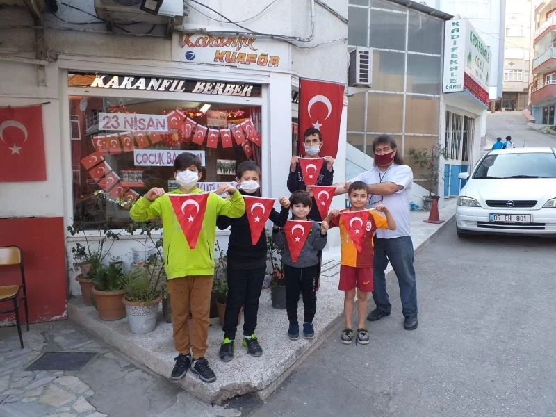 Samsunlu berberden çocuklara 23 Nisan sürprizi
