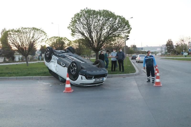 Takla atan araçtan yaralıyı belediye çalışanı kurtardı
