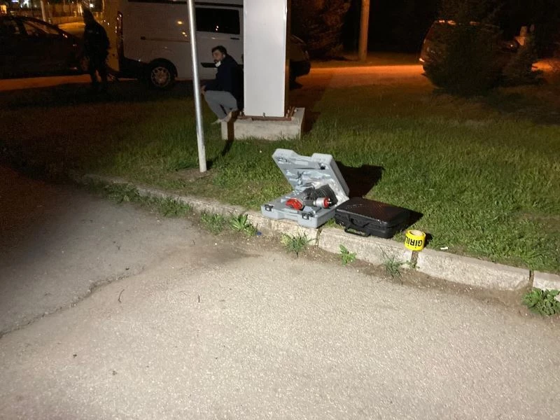 Yol kenarında işçilerin bulduğu çantadan silah ve şarjör çıktı
