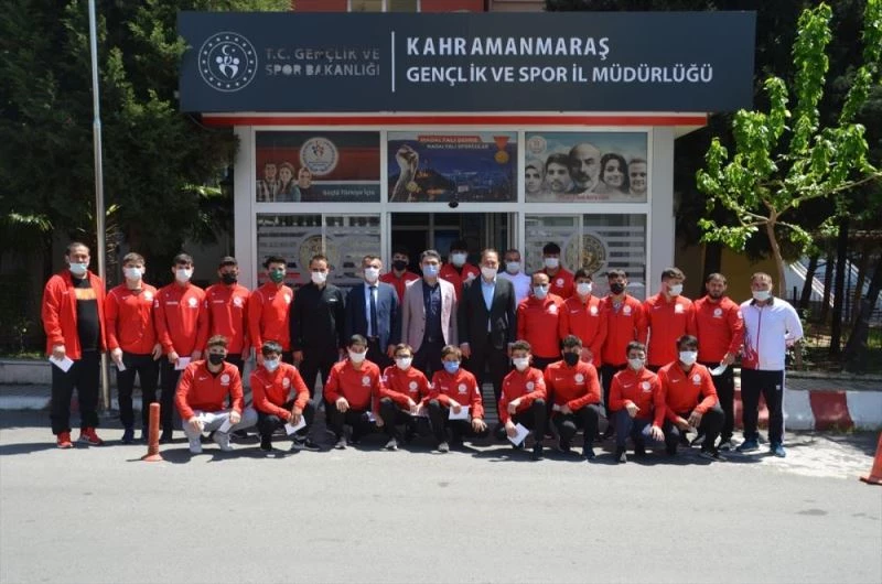 Şampiyonada derece elde eden güreşçilere çeşitli hediyeler verildi