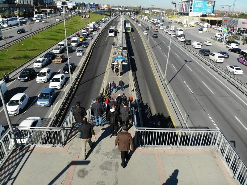 3 günlük kısıtlama öncesi toplu taşımada yoğunluk oluştu

