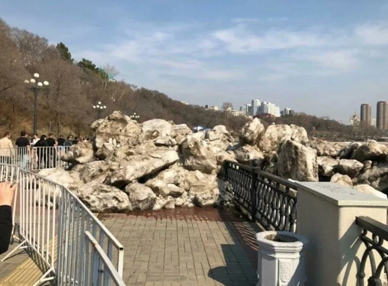 Rusya’da kopan buzullar kıyıya vurdu
