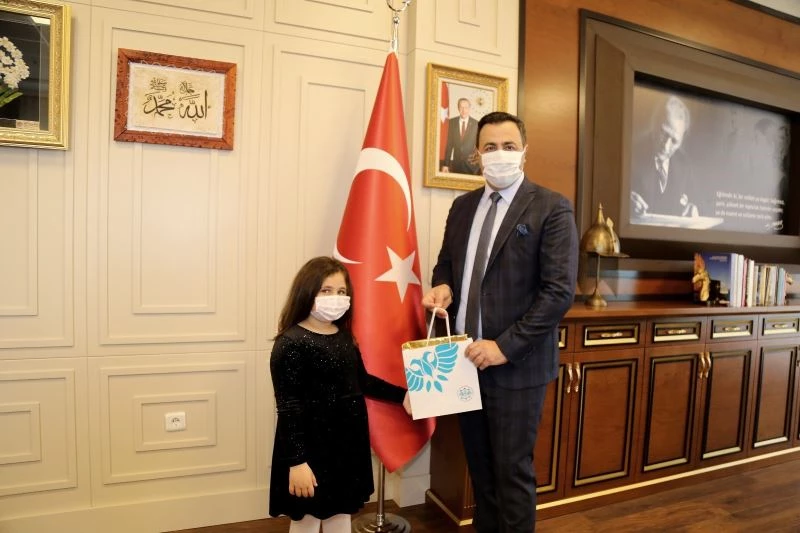 ALKÜ rektörü koltuğunu çocuk rektöre devretti
